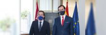 Arturo de las Heras entrega al alcalde de Madrid la distinción como Socio de Honor del Club Financiero Génova