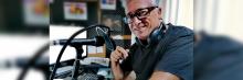 Foto de Manuel Herrador frente al micrófono de radio