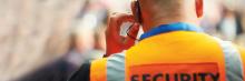Vigilante de seguridad comunicándose por audio